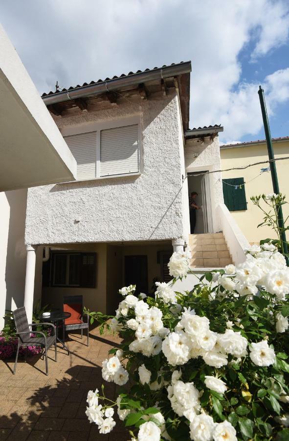 Sun And Sea Apartment Zara Esterno foto